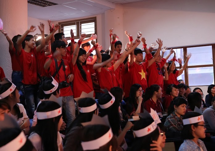 Cổ động viên trường Đại học Kiến trúc Đà Nẵng cuồng nhiệt vổ cũ cho phần thi của đội mình.